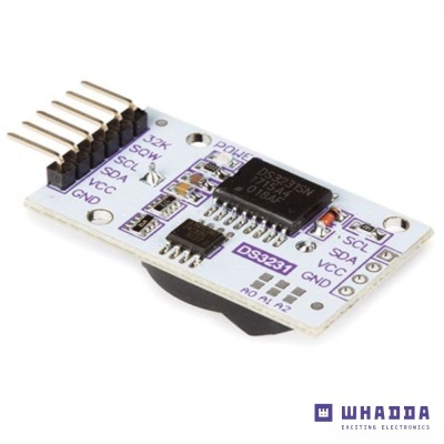 Módulo eletrônico DS3231SN em placa branca com pinos dourados e inscrições roxas e pretas