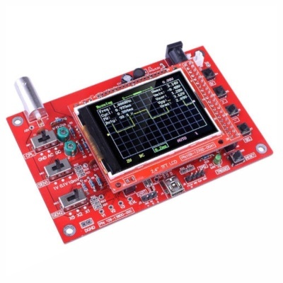 Placa eletrónica vermelha com ecrã LCD a cores a mostrar gráficos e dados