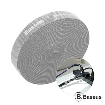 Fita de velcro cinzenta Baseus enrolada e a organizar cabos em escritório
