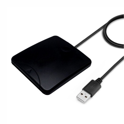 Leitor de cartões preto USB com cabo num fundo branco