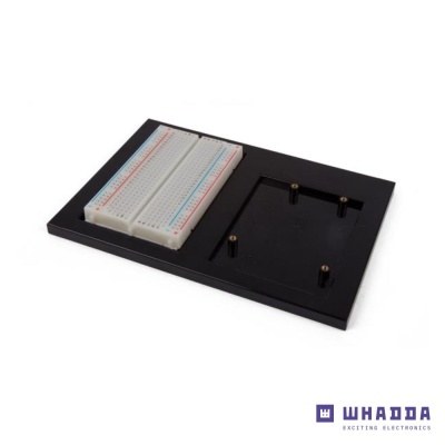 Placa de base preta com protoboard branca para eletrónica