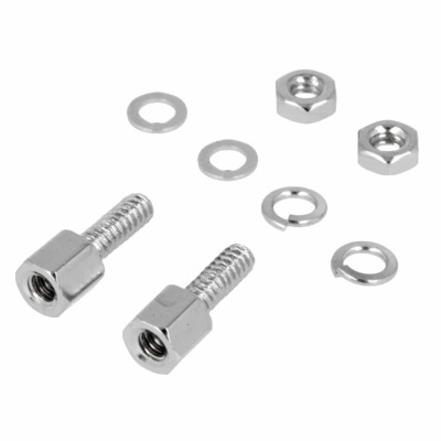 Peças metálicas prateadas com parafusos, porcas e anilhas sobre fundo branco