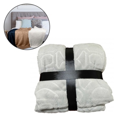 Manta decorativa branca com padrão geométrico, embalada com fita preta de cetim