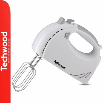 Batedeira elétrica branca da marca Techwood com varas metálicas e botão Turbo