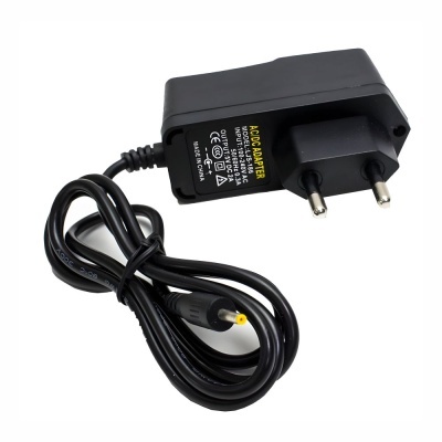 Adaptador de corrente preto com ficha europeia e cabo preto