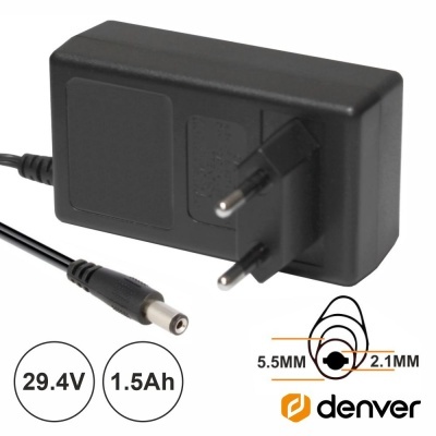 Carregador preto com ficha europeia e conector circular da marca Denver