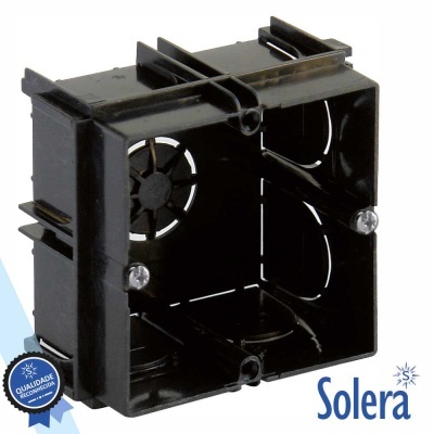 Caixa elétrica quadrada de plástico preto com parafusos e logotipo Solera