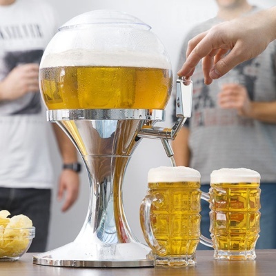 Dispensador de cerveja com canecas cheias e pessoas ao fundo
