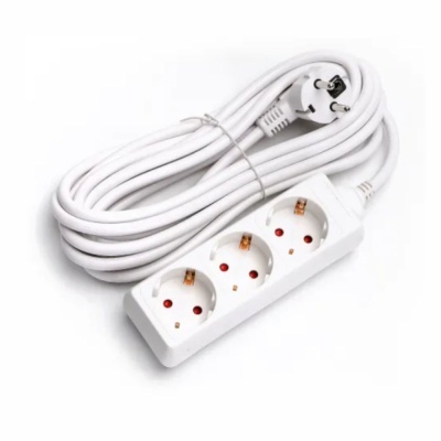 Extensão elétrica branca com três tomadas e cabo enrolado