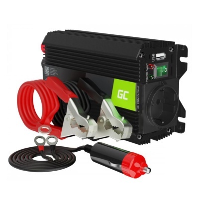 Inversor de corrente preto e verde com cabos vermelhos e pretos e conector de isqueiro