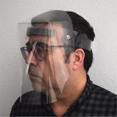 Homem com máscara facial transparente e camisa xadrez