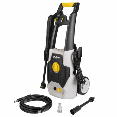 Máquina de lavagem a pressão elétrica com acessórios sobre fundo branco