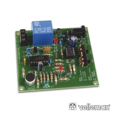 Placa eletrónica verde com componentes eletrónicos e relé azul, marca velleman