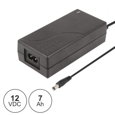 Carregador elétrico preto com cabo e ícones 12 VDC e 7 Ah