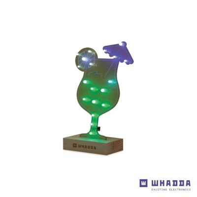 Figura decorativa em forma de copo de cocktail com luzes LED e base de madeira