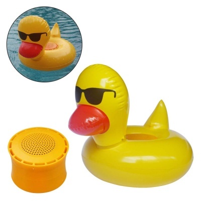 Anel insuflável amarelo em forma de pato com dispositivo amarelo ao lado e fundo branco