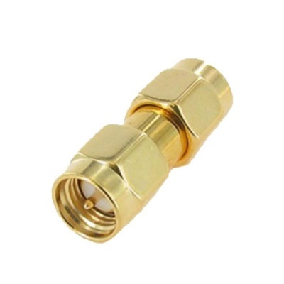 conector coaxial metálico dourado com forma cilíndrica e sextavada