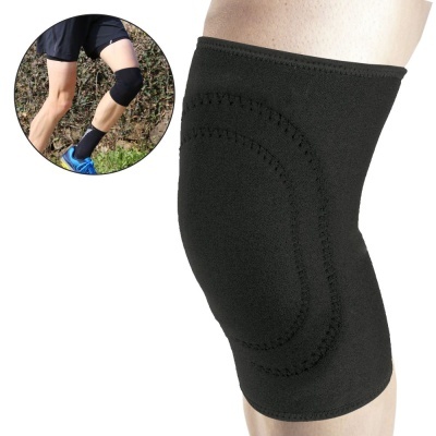 Faixa elástica preta para suporte no joelho com textura oval reforçada e uso ao ar livre.