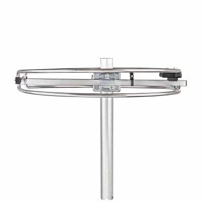 Antena metálica circular com haste dupla em fundo branco