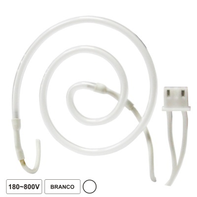 cabo elétrico branco com conector USB e ponta curvada