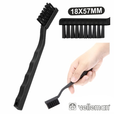 Escova preta com cabo longo e ondulado e cerdas pretas