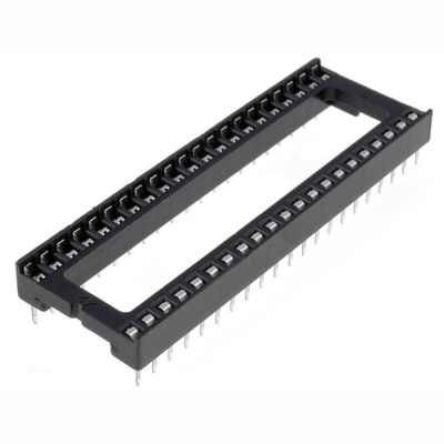 Soquete preto plástico retangular com 40 pinos metálicos para circuito impresso
