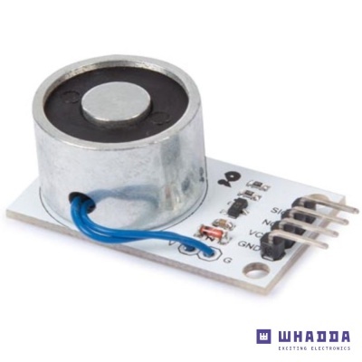 Módulo eletrónico com componente metálico redondo e placa branca com texto