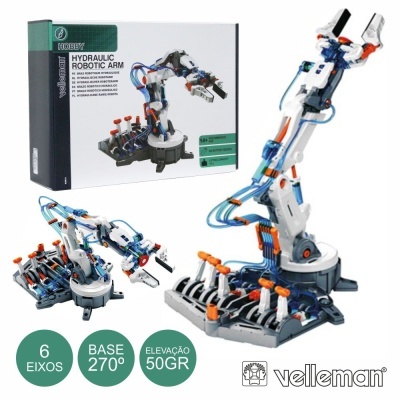 Braço robótico hidráulico branco com azul, cinza e laranja sobre base cinza, ao lado da embalagem do produto