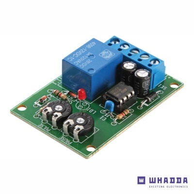 Placa eletrónica com relé azul e componentes variados sobre base verde