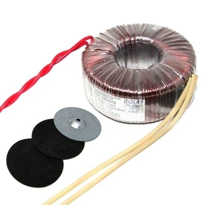 Transformador toroidal com fios vermelhos e bege e acessórios pretos e metálicos
