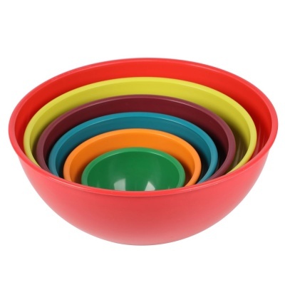 Conjunto de taças plásticas coloridas empilhadas.