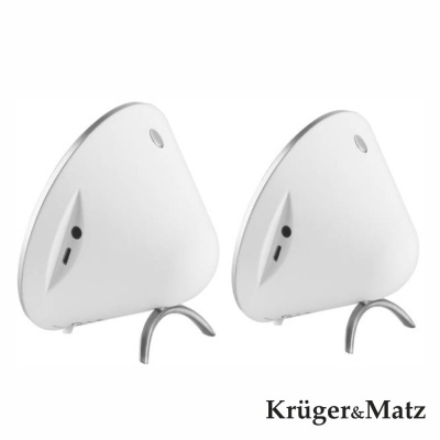 Par de colunas triangulares brancas com base metálica