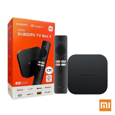 Xiaomi TV Box S preta com comando e caixa laranja com texto branco