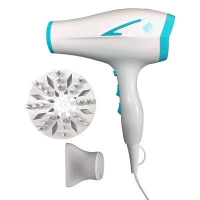 Secador de cabelo branco e azul com acessórios sobre fundo branco