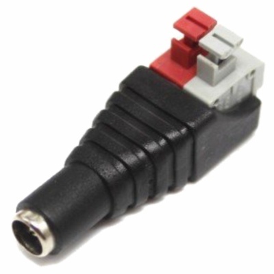 Conector adaptador preto com partes vermelha e branca em fundo branco