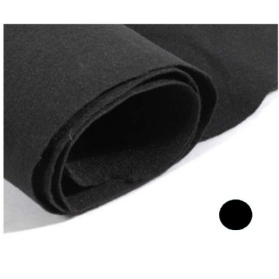 Rolo de tecido preto sobre superfície branca
