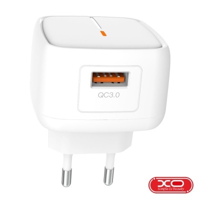 Carregador de parede branco com ficha europeia e porta USB laranja QC3.0