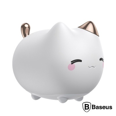 Figura decorativa de gato branco com detalhes metálicos dourados e expressão sorridente