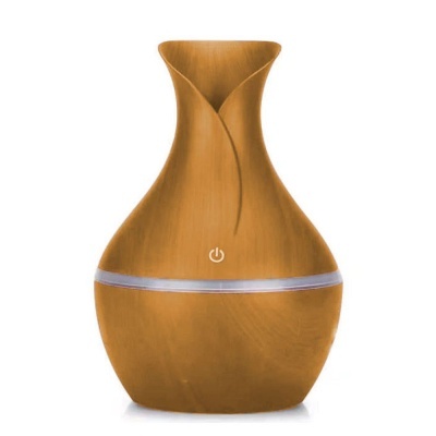 Difusor de aroma em forma de jarro castanho com botão de ligar