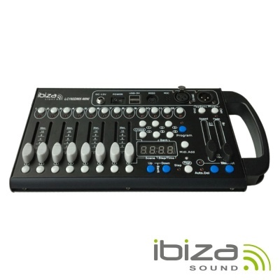Mesa de mistura preta Ibiza Sound com botões cinza e display digital.