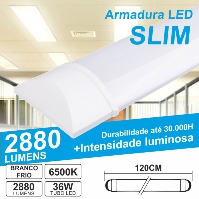 Tubo LED branco com texto promocional em azul e branco num ambiente interior iluminado