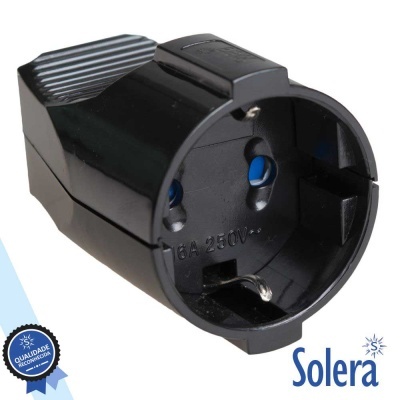 Adaptador elétrico preto em plástico com indicação 6A 250V e marca Solera.