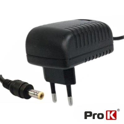 Transformador adaptador de corrente preto com ficha europeia e conector cilíndrico