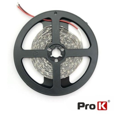 Rolo de fita LED branca enrolada num carretel preto com fios