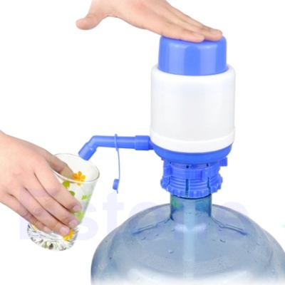 Dispensador manual de água azul e branco numa garrafa grande azul