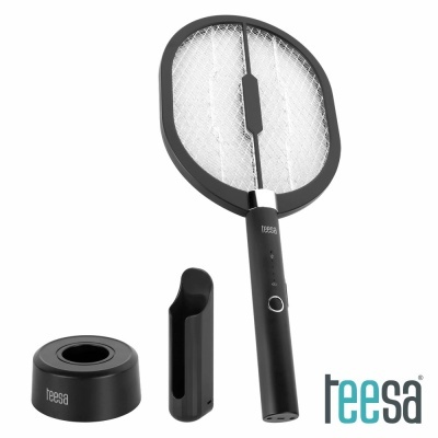 Mosquito elétrico preto com base e suporte lado a lado em fundo branco