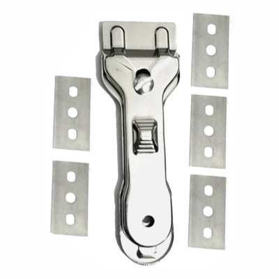 Ferramenta de raspagem metálica com cinco lâminas retangulares num fundo branco