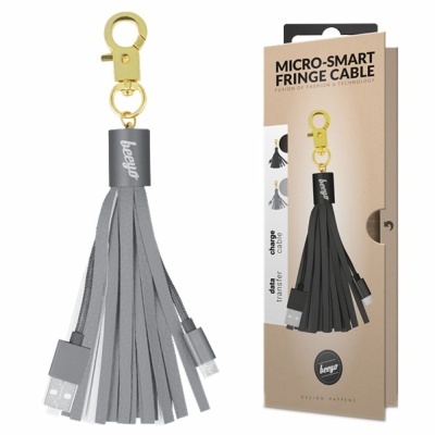 Chaveiro cinza com franjas e cabos USB, com embalagem castanha de papelão