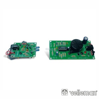 Duas placas de circuito impresso verdes com componentes eletrónicos