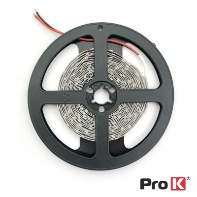 Rolo de fita LED flexível branca num carretel preto com fios expostos e logótipo Pro K
